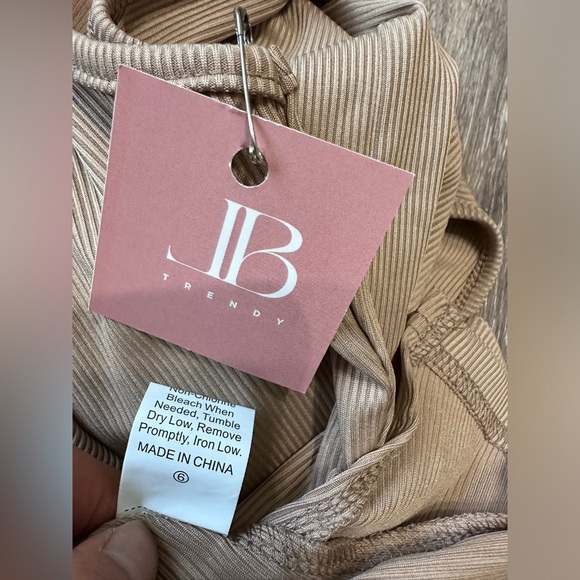 NEW Elegant Tan Sleeveless Top size 6 - Picture 7 of 7